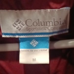 Columbia wine colored puffer coat w detachable hood & zippered pockets Size Med